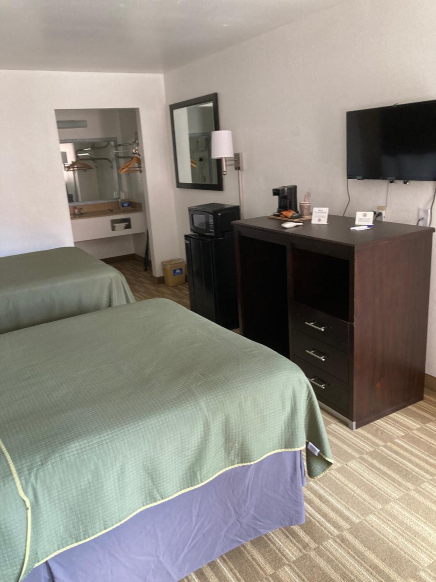 Americas Best Value Inn Clute Exterior photo