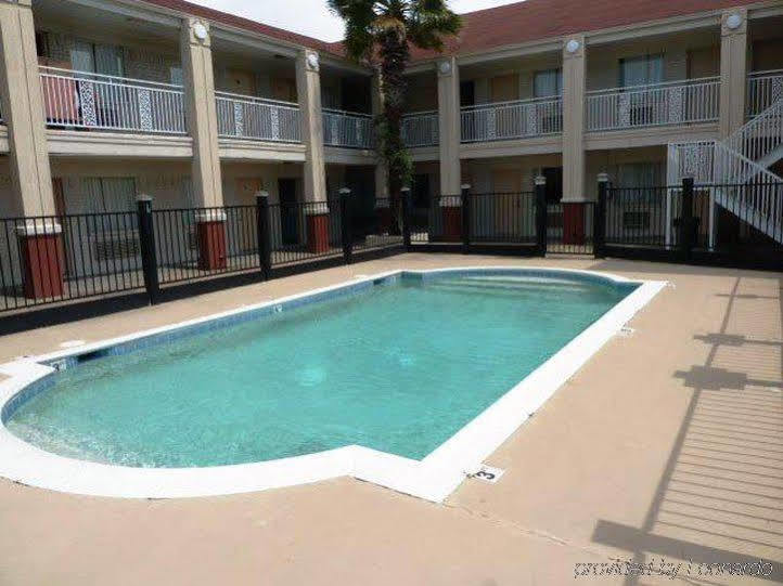 Americas Best Value Inn Clute Exterior photo
