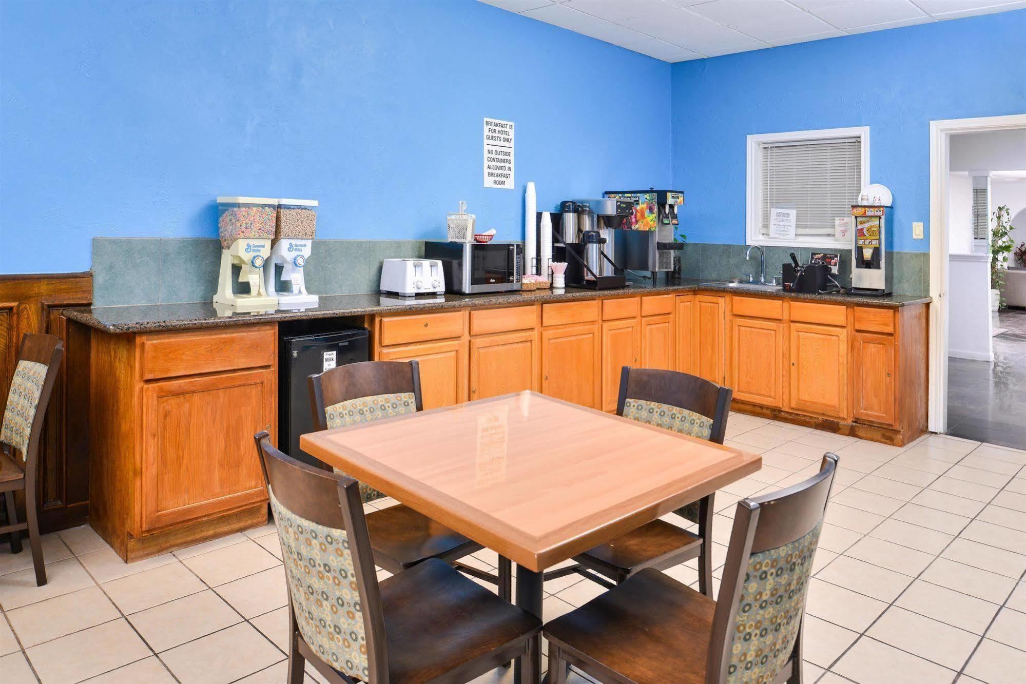 Americas Best Value Inn Clute Exterior photo