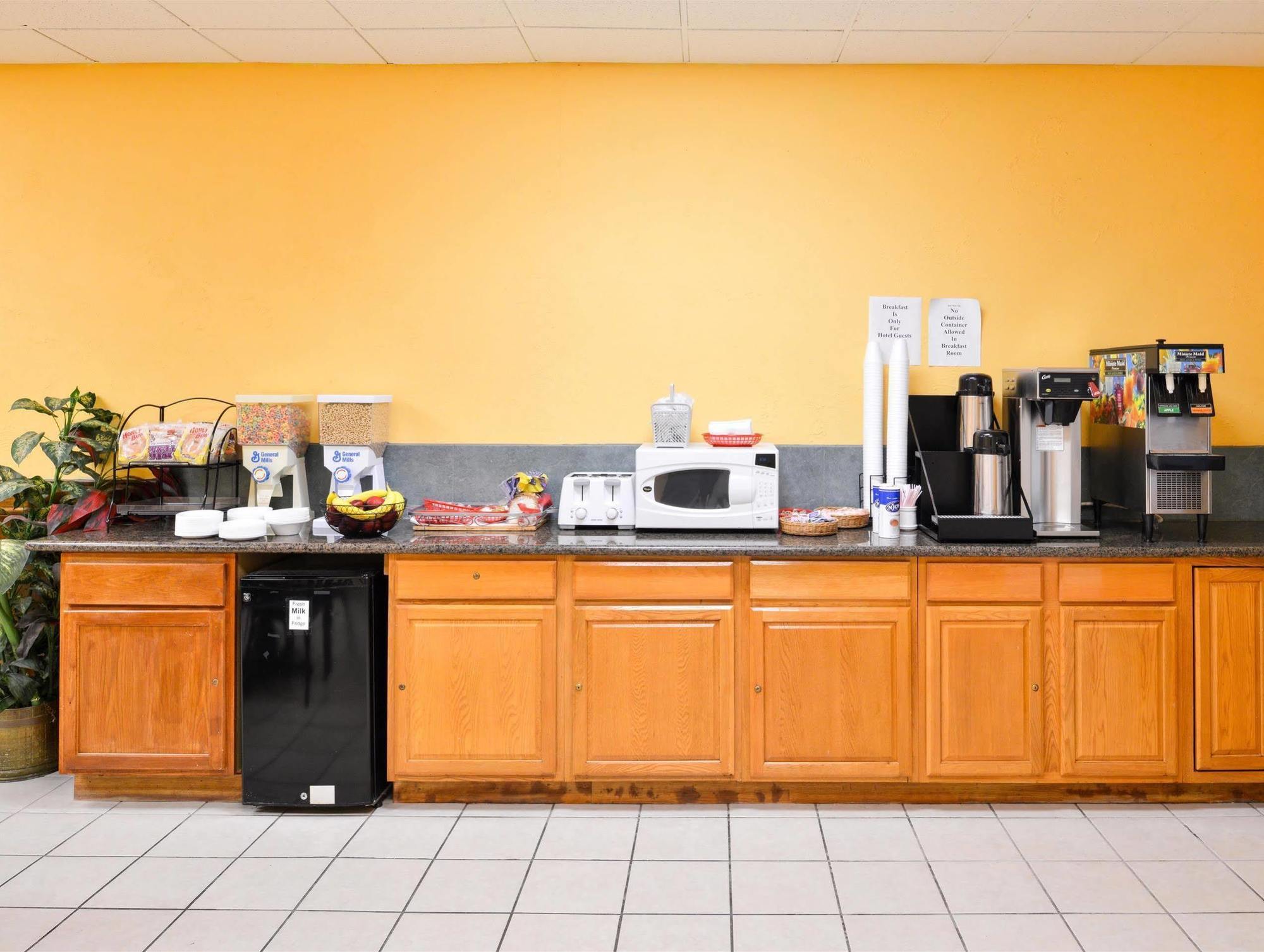 Americas Best Value Inn Clute Exterior photo
